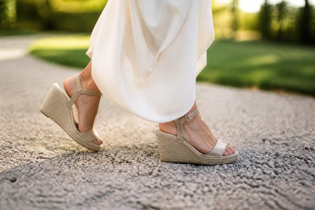Chaussures compensées en corde portées sur une allée de gravier d&rsquo;un domaine